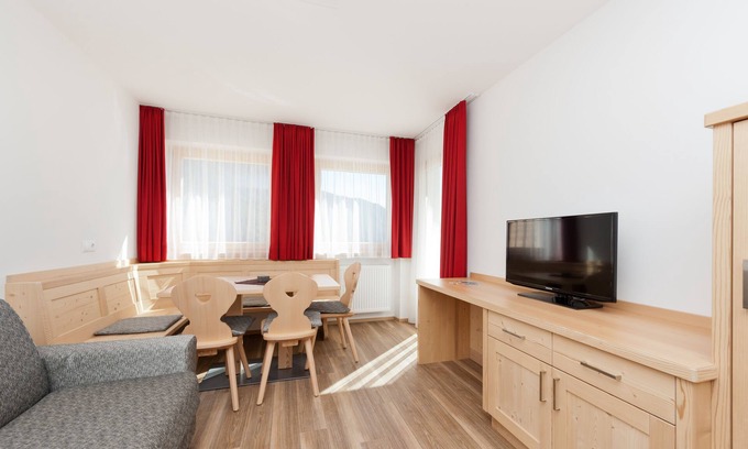 Huiben Apartment | Serene Modern Apartment with Spa in Nature's Embrace