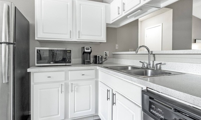 Greater Northdale Apartment | Modern Apartment with Kitchen in Prime Location