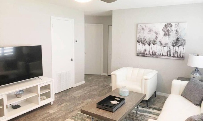 Solana Apartment | Contemporary Apartment with Child-Friendly Amenities