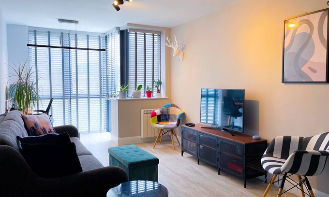 Stoneybatter Apartment | Modern apartment 10min from City Center W/parking