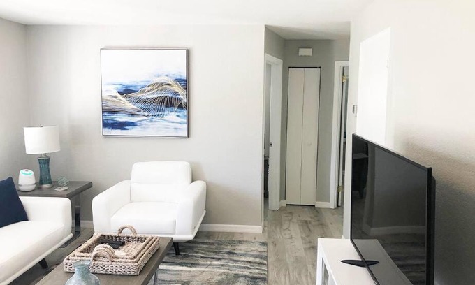 Solana Apartment | Modern Apartment for Families - Highly Rated 9.2/10 Stay