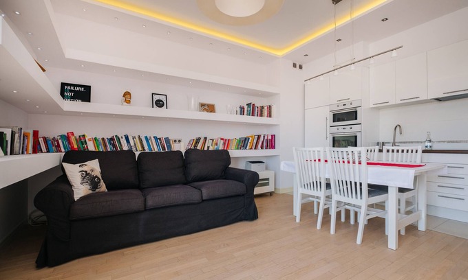 Wlochy Apartment | Contemporary Apartment Near Tranquil Ponds with Breakfast