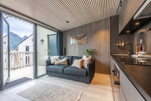 Henningsvaer Apartment | Modern Seaside Apartment in Henningsvær with Unique Amenities