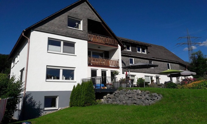 Niederberndorf Apartment | Stylish Apartment in Sellinghausen with Terrace & Breakfast