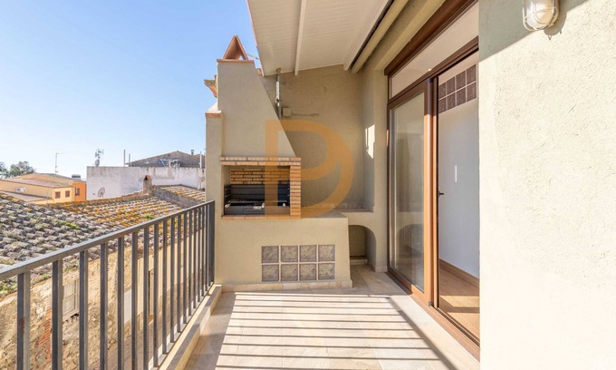Vilamaniscle Apartment | Modern Apartment for Six People in Vilamaniscle