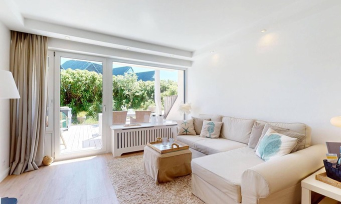 Hornum Apartment | Cozy Ocean View Apartment Steps from the Beach - House Dolphin