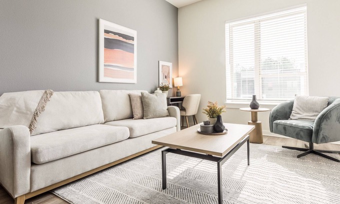 Southside Apartment | Contemporary Apartment with Kitchen in Prime Location