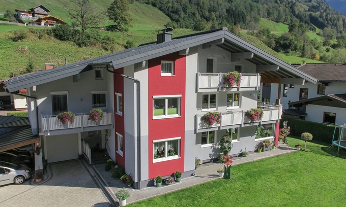 Fusch an der Grossglocknerstrasse Apartment | Modern Apartment with Spa and Hot Tub in Central Location