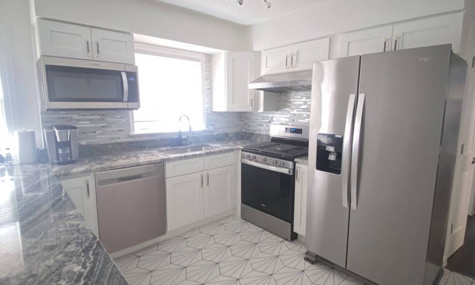 Forestview Apartment | Top-Rated Modern Apartment in Berwyn with Spa & Breakfast