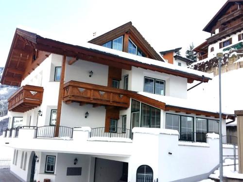 Landeck Apartment | Modern Hochgallmigg Apartment with Balcony & Family Options