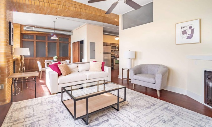 Tremont Apartment | Modern Apartment with Kitchen in Ideal Location