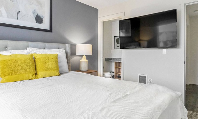 Vancouver Apartment | Modern Apartment with Child-Friendly Amenities in Prime Location