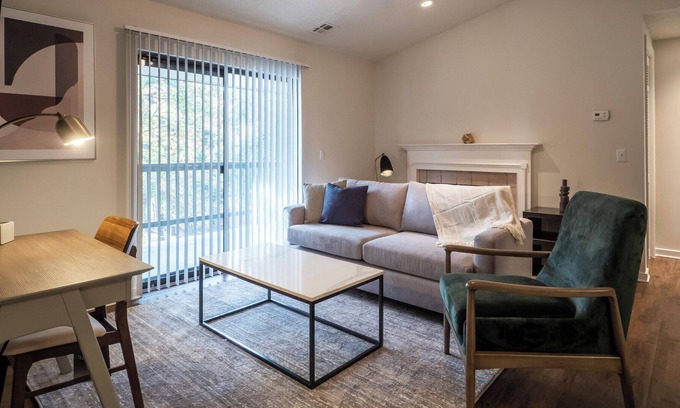 Richmond Apartment | Modern Apartment in Prime Location (ID6628X58)