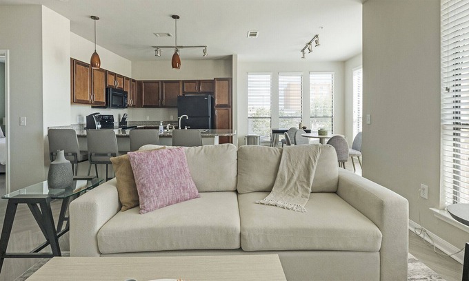 Pearland Apartment | Modern Apartment in Prime Location (ID9524X15)