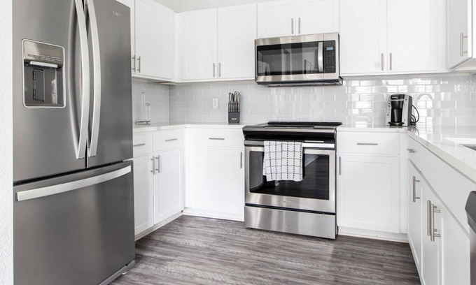 Baldwin Park Apartment | Contemporary Apartment in Prime Location with Family Amenities