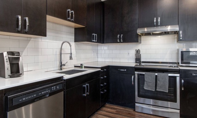 South Lamar Apartment | Modern Apartment in Prime Location with Family-Friendly Amenities