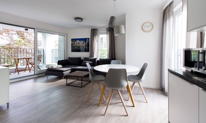 Universitat Apartment | Modern Apartment in Tübingen with Pool & Breakfast Included
