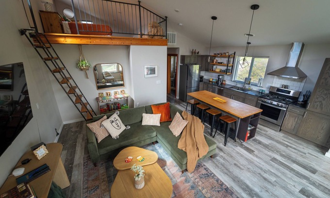 Livingston House | Modern Apartment with Breathtaking Mountain Views and Amenities