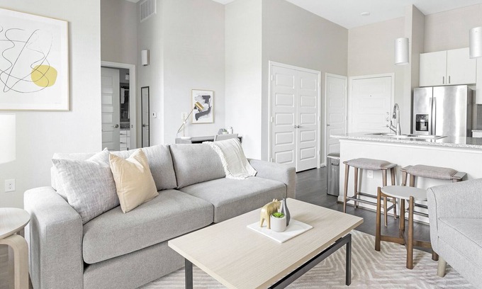 Stone Oak Apartment | Stylish Apartment with Pool in Prime Location
