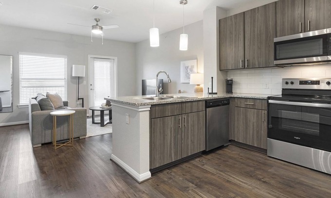 Stone Oak Apartment | Modern Apartment with Pool in Prime Location
