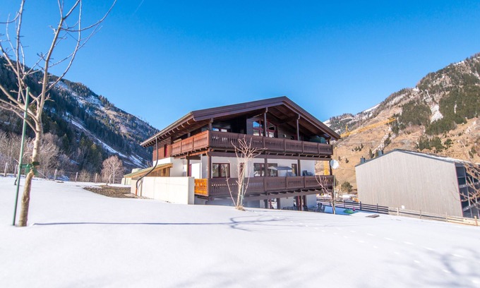 Rauris Apartment | Stylish Apartment Steps from the Slopes with Breakfast