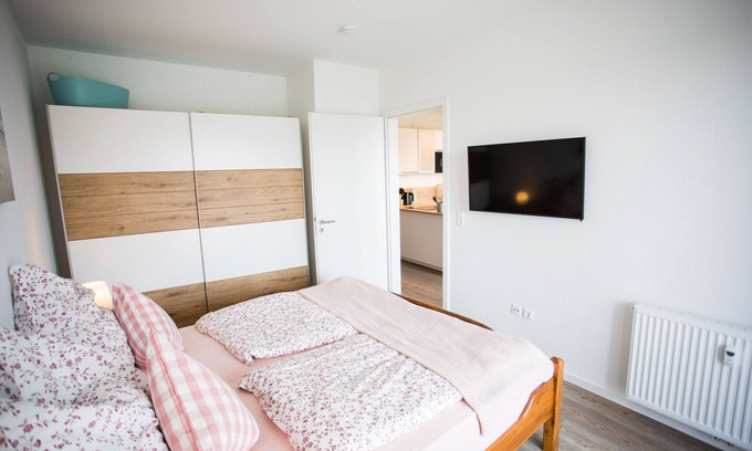Wremen Apartment | Stylish Apartment with Breakfast, Overlooking the Dike in Wremen