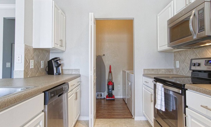 Pinellas Park Apartment | Modern Apartment with Kitchen in Prime Location