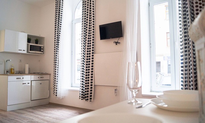 Ottakring Apartment | Bright Apartment Near Wiener Stadthalle with Kitchen & Breakfast