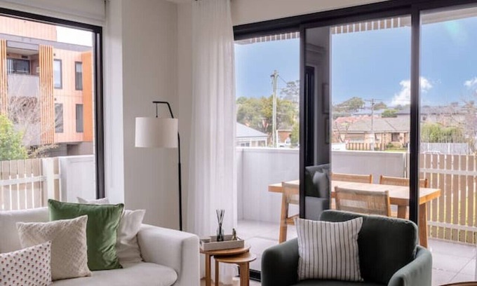 Cheltenham Apartment | Modern apartment with Park views in Cheltenham