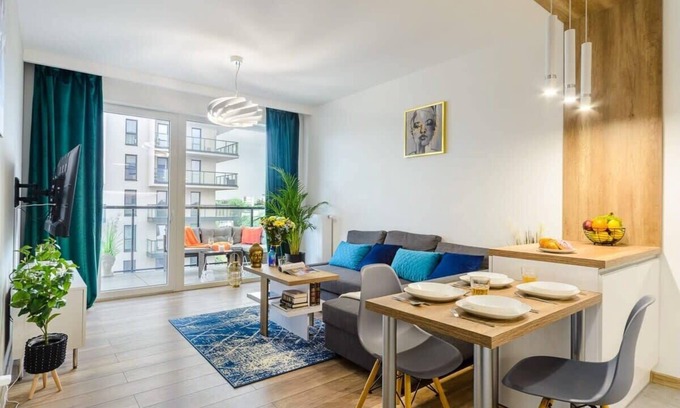 Baluty Apartment | Contemporary 2-Bedroom Apartment with Spa & Kitchen Access