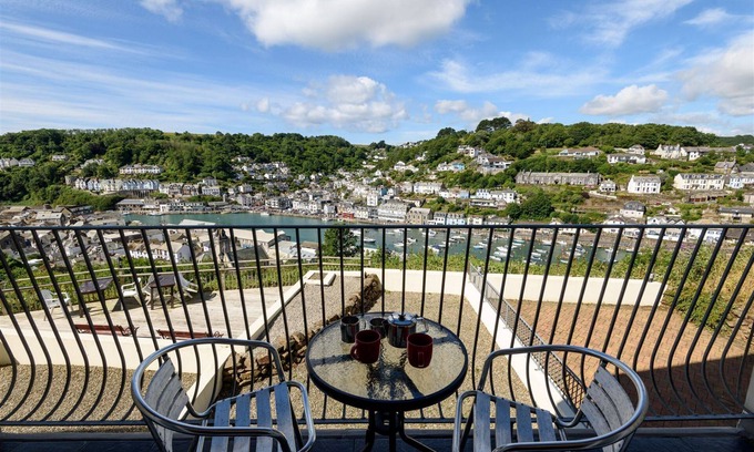 Looe House | Stylish Apartment with Balcony, River Views & Pool Access