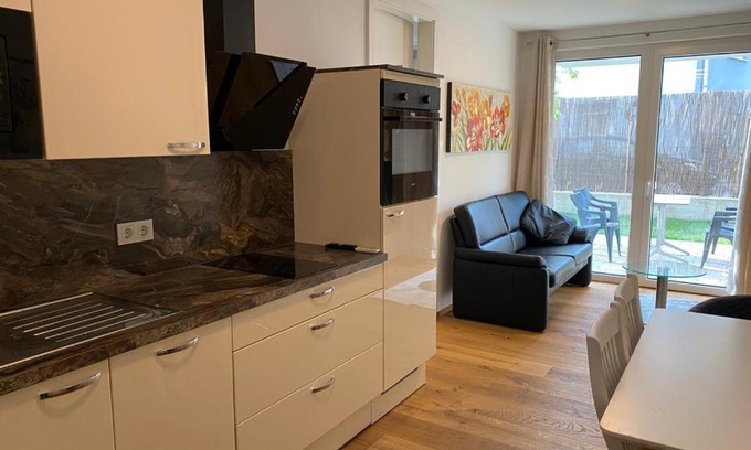 Grinzing Apartment | Modern Apartment with Garden, Steps from City Center