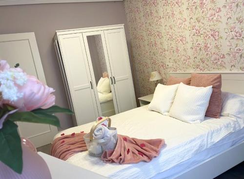 Almeria Apartment | Inviting 3-Bedroom Apartment with City View & Jacuzzi