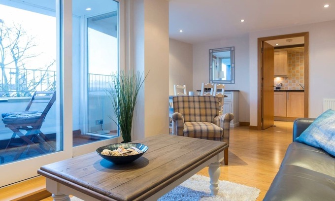 Fisherrow Apartment | Modern Apartment with Stunning Harbour Views & Free WiFi