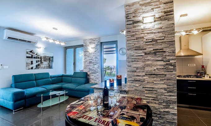 Znjan Apartment | Modern Apartment Near Znjan Beach with Large Terrace