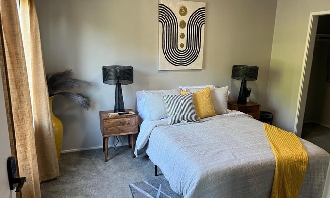 Hanover Place Apartment | Stylish Midtown KC Apartment - Family-Friendly & Central