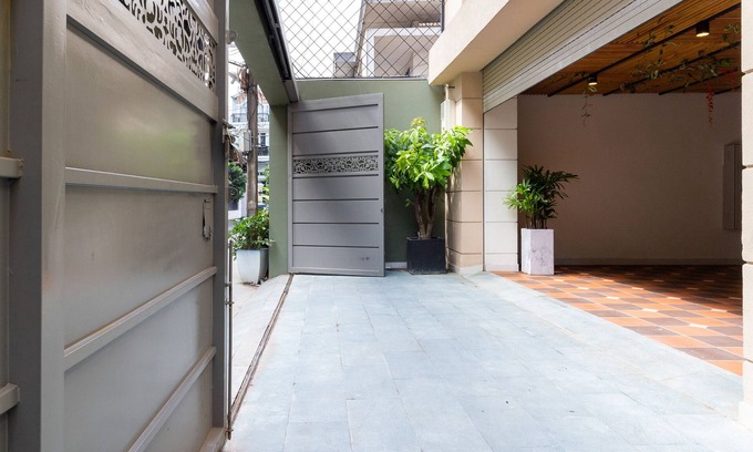 Ho Chi Minh City Apartment | Stylish Apartment Near City Center with Pool & Spa Access