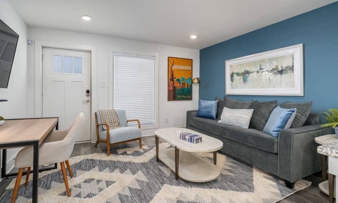 Forest Park Apartment | Cityscape Retreat: Skyline Views & Pet-Friendly Perks
