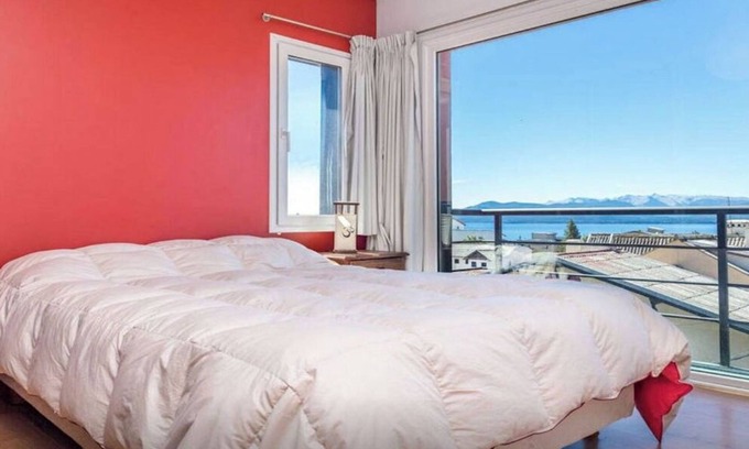 10 de Diciembre Apartment | Modern Lakeview Retreat with Family-Friendly Amenities