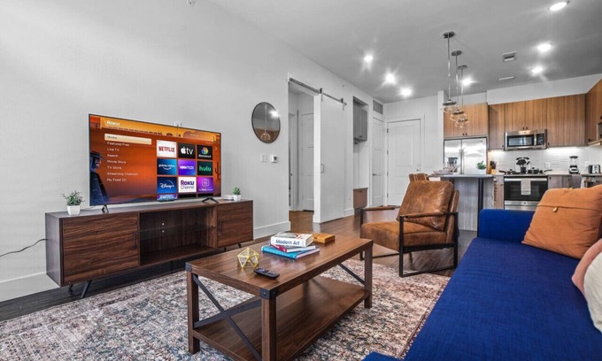 West Oak Hill Apartment | Modern Artistic 2 Bed 2 Bath Condo with Pool and Golf Sim