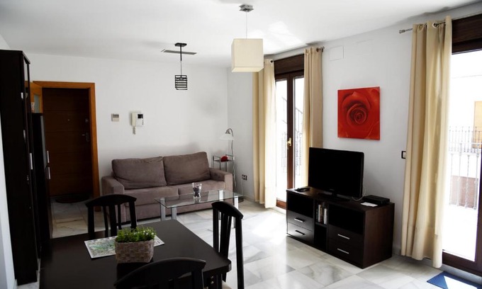 Cruz Roja-Capuchinos Apartment | Modern Atico: Family-Friendly Stay Near Sevilla Center