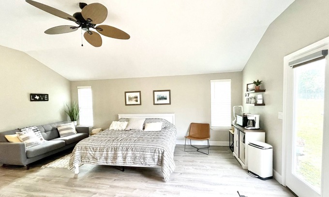 Cedar Creek Apartment | Modern Attached Guest Suite Getaway