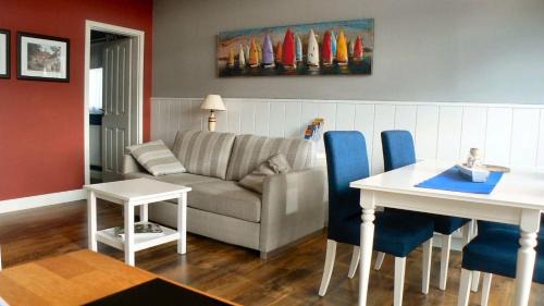 Husen House | Stylish Holiday Home with Furnished Terrace in Altenautal