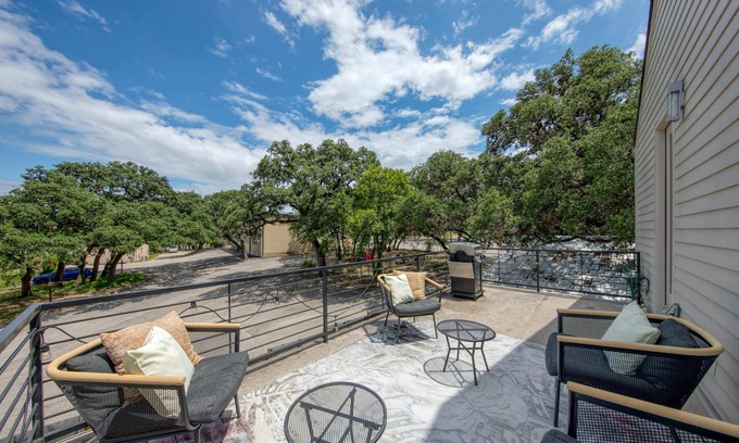 Galindo House | Trendy Austin Retreat - Walk to Dining, Near Downtown
