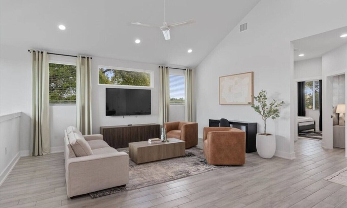 University Hills and Windsor Park House | Modern Austin Townhouse with Balcony, Comfy Beds & Reserved Parking