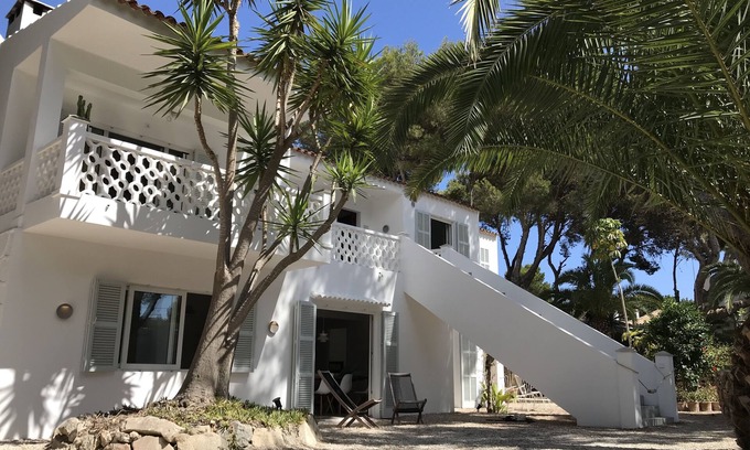 Portocolom Apartment | Cozy Beach Chalet with Ocean View and Expansive Garden
