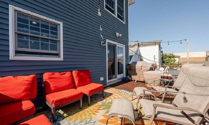 Long Beach House | Beach House Retreat with Hot Tub & Ocean Views