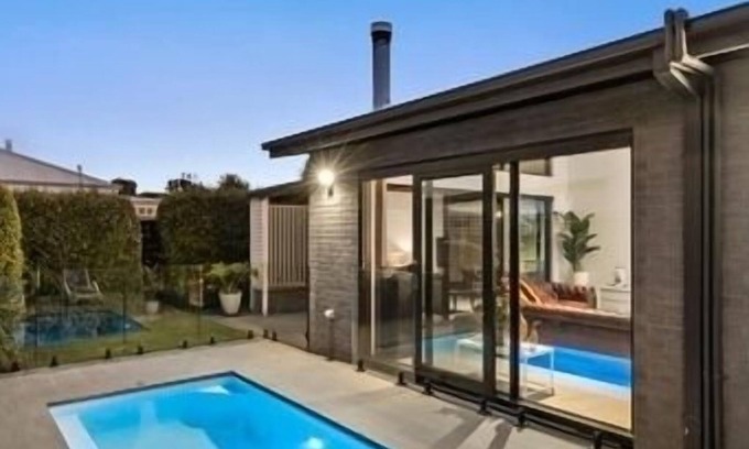 Barwon Heads House | Beach Style Retreat in Barwon Heads with Pool & Breakfast