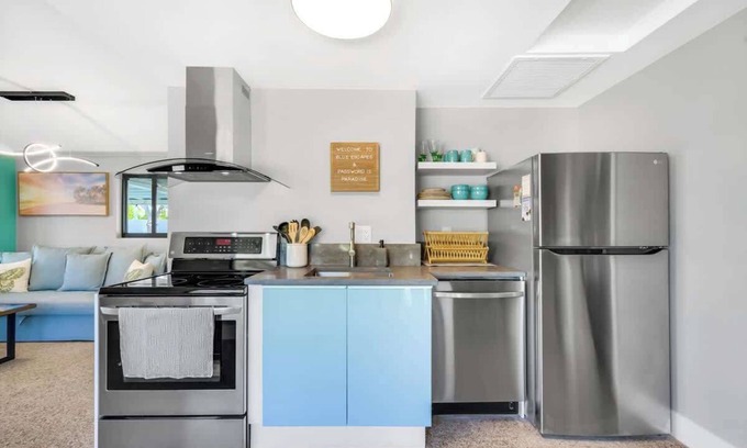 Indian Rocks Beach Cottage | Modern Beach Cottage Steps from the Shore with Great Amenities