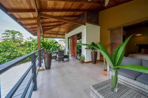 Puerto Viejo de Talamanca Apartment | Modern Beachfront Apartment with Balcony